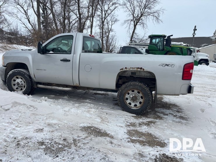 2011-chevrolet-3500hd-image-2