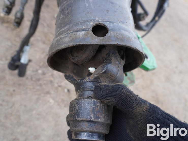 2024-john-deere-561m-image-14