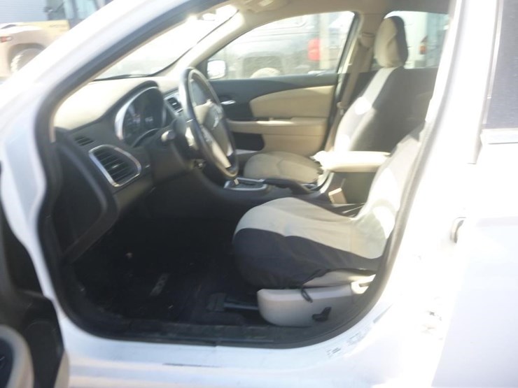 2013-chrysler-200-sedan-image-7