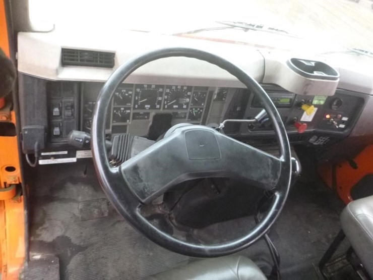 international-4900-image-17