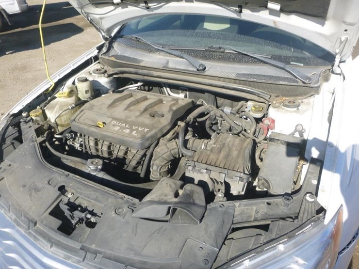 2013-chrysler-200-sedan-image-11