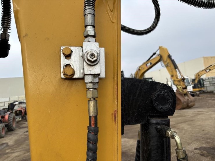 2023-caterpillar-305.5e2-image-18