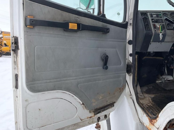 2000-freightliner-fl70-image-86