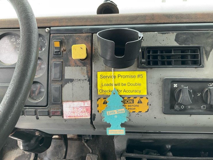 2000-freightliner-fl70-image-95