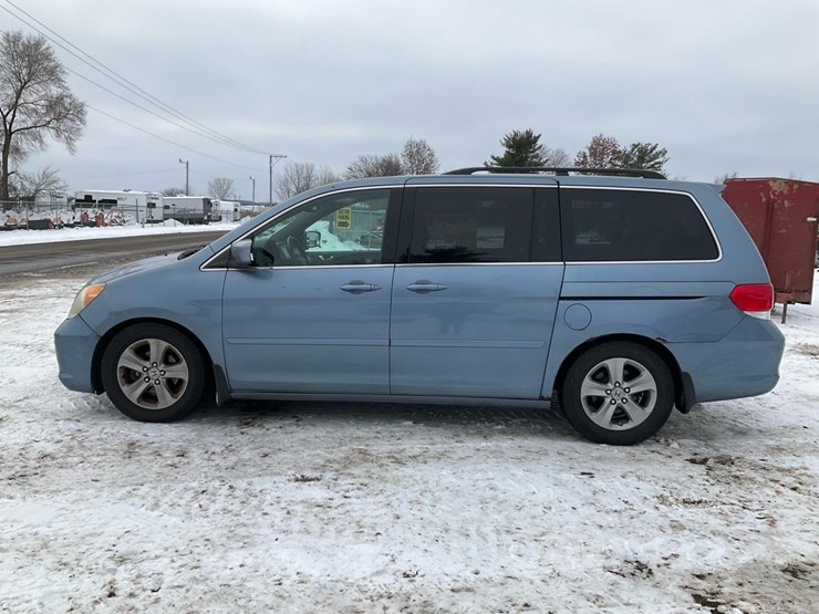 2010-honda-odyssey-touring-image-2