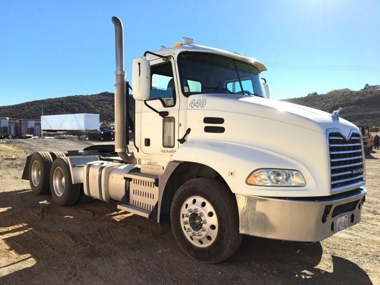 2014-mack-cxu613-truck-tractor,-image-2