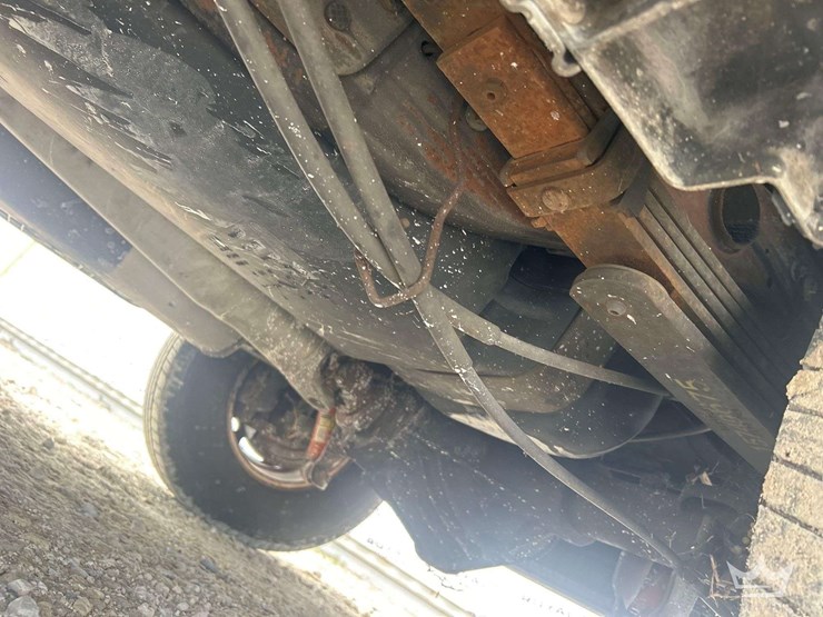 2001-chevrolet-suburban-suv-image-20