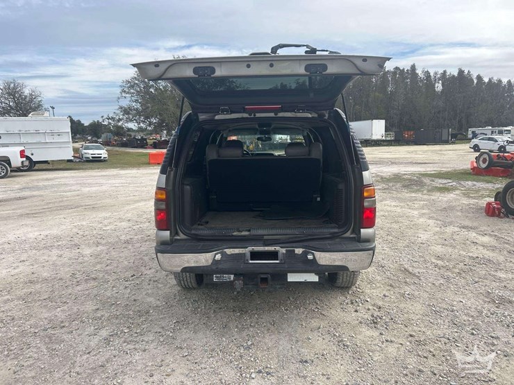 2001-chevrolet-suburban-suv-image-21