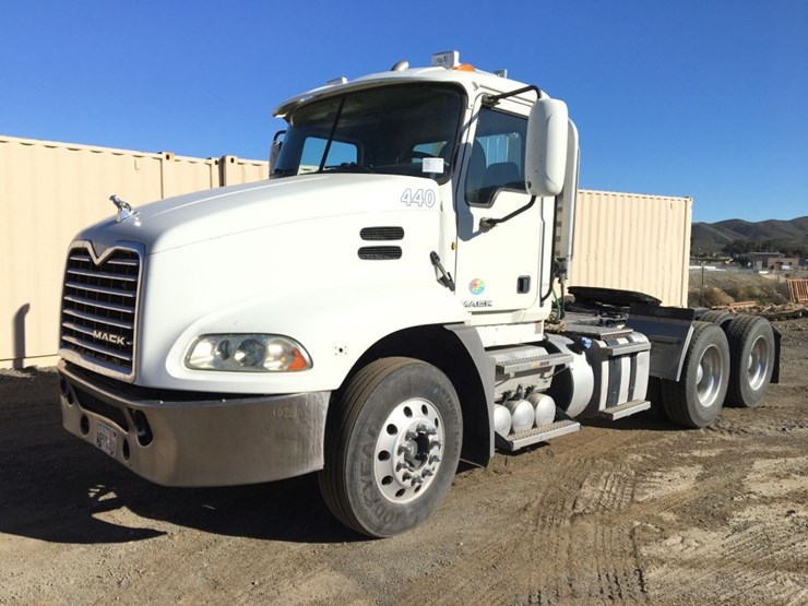 2014-mack-cxu613-truck-tractor,-image-1