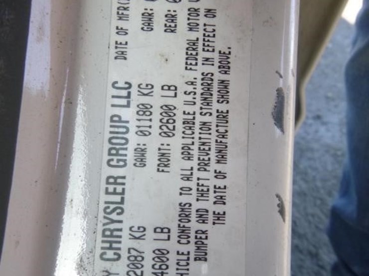 2013-chrysler-200-sedan-image-16