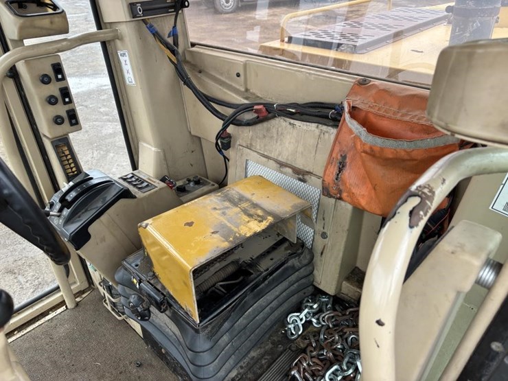 2006-caterpillar-143h-image-34