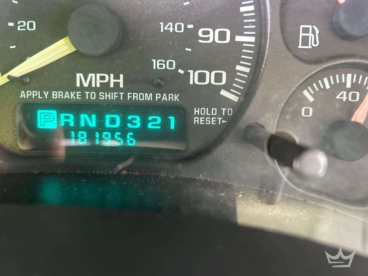 2001-chevrolet-suburban-suv-image-6