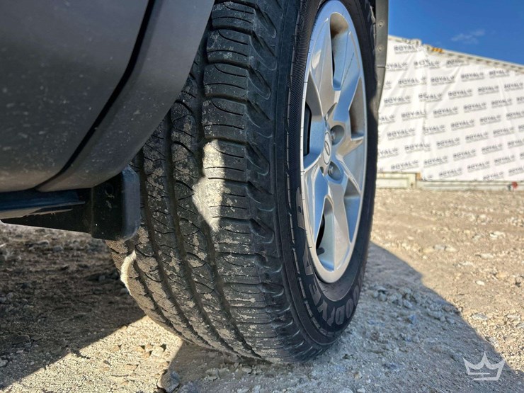 2013-ford-explorer-suv-image-24