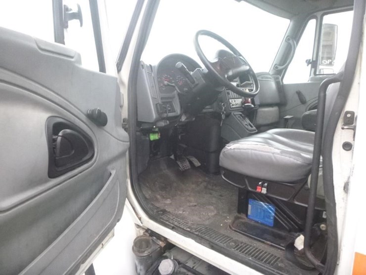 2004-international-durastar-4300-image-11