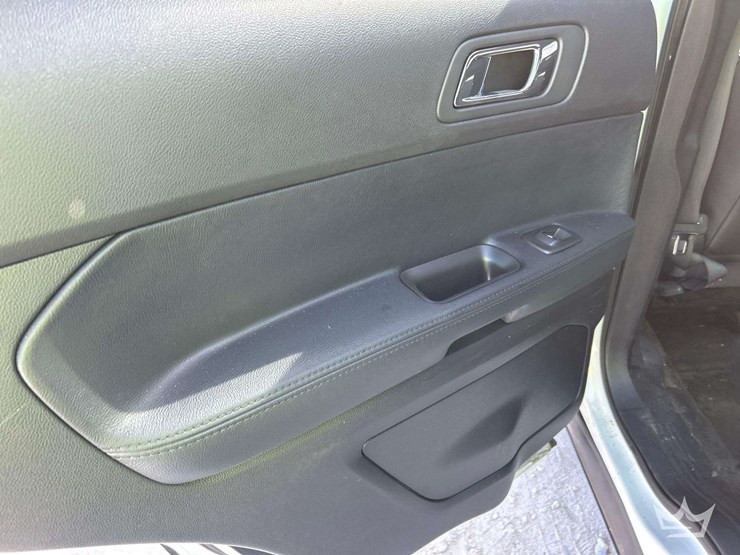 2016-ford-explorer-awd-suv-image-21