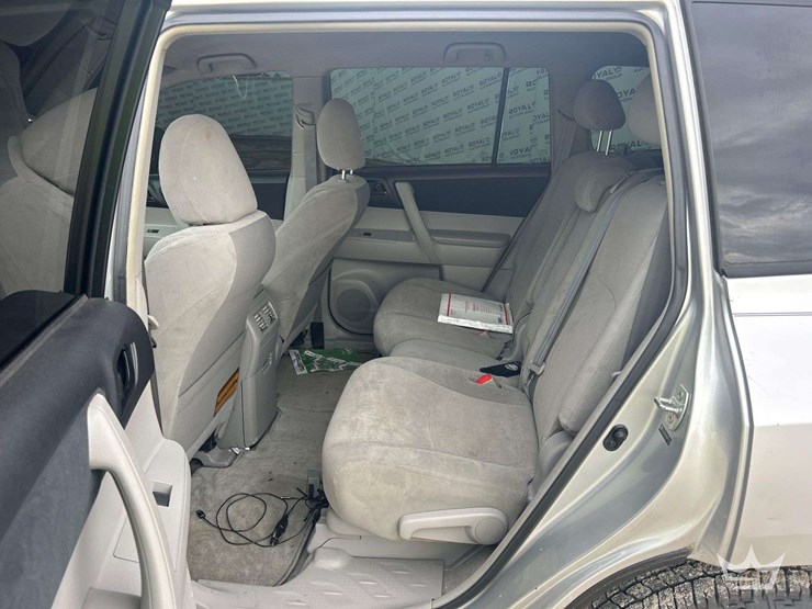 2010-toyota-highlander-suv-image-21