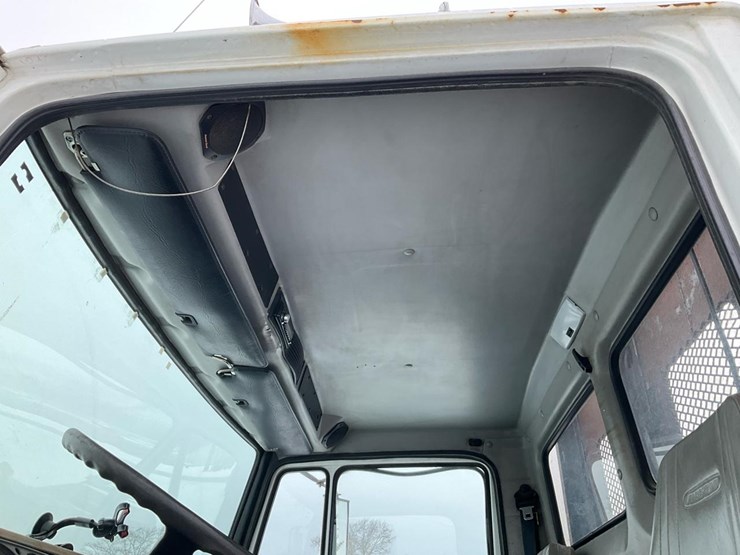 2000-freightliner-fl70-image-102