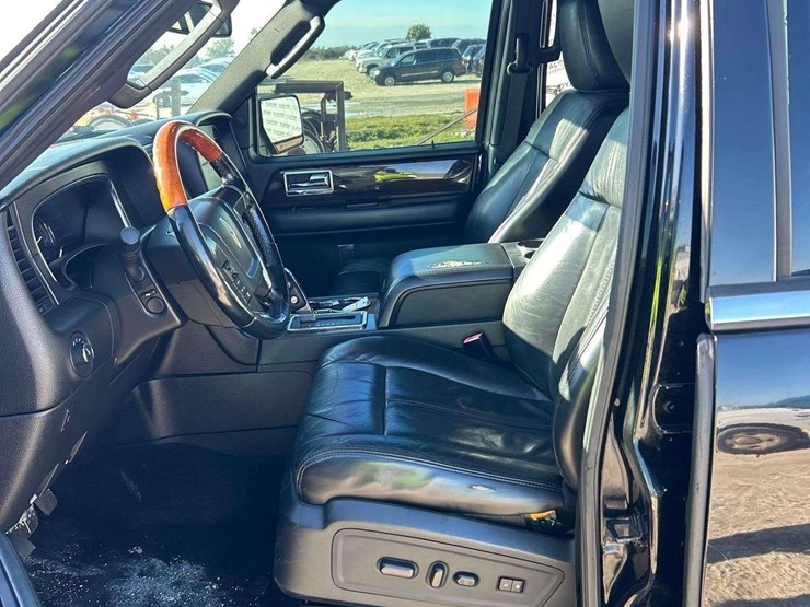 2016-lincoln-navigator-suv-image-12