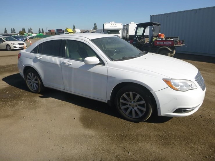 2013-chrysler-200-sedan-image-2