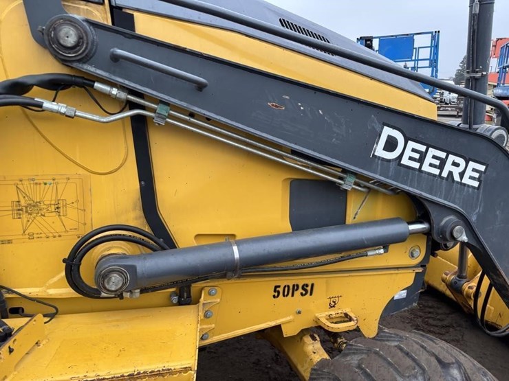 2017-deere-210l-image-15