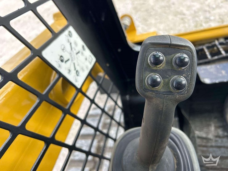 compact-track-loader-skid-steer-image-17