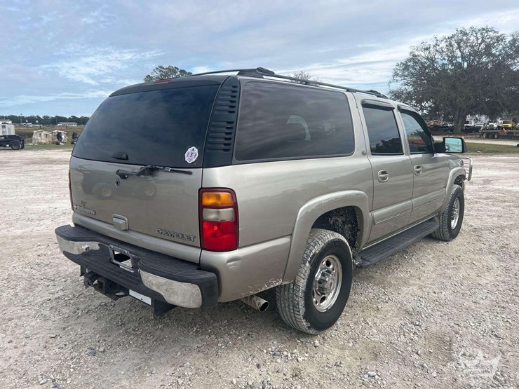 2001-chevrolet-suburban-suv-image-3