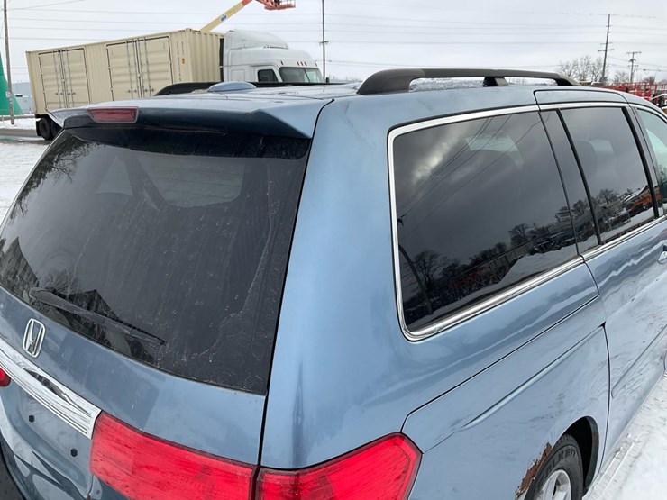 2010-honda-odyssey-touring-image-28