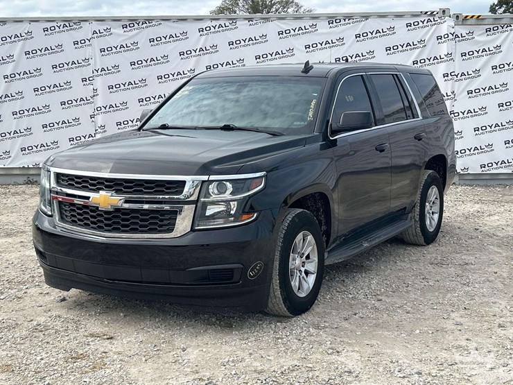 2019-chevrolet-tahoe-4x4-suv-image-1