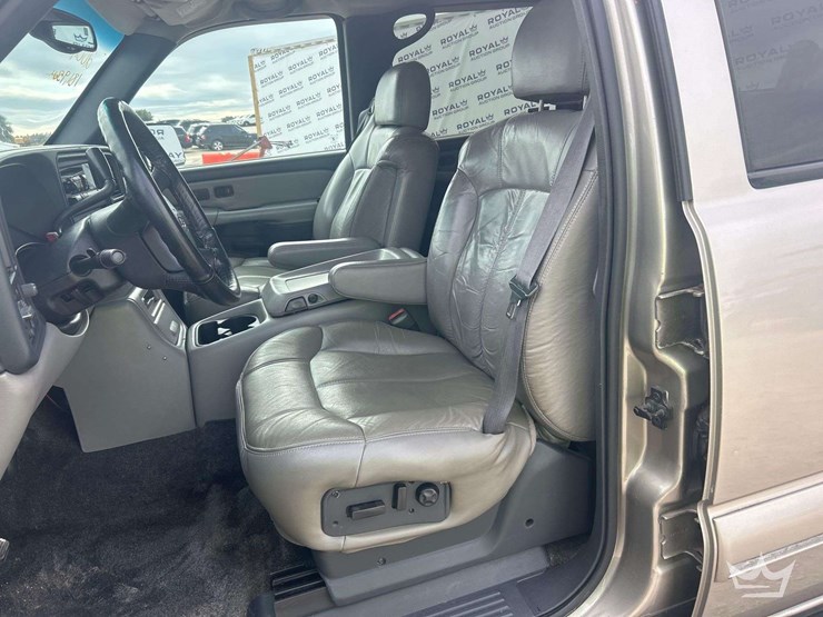 2001-chevrolet-suburban-suv-image-13