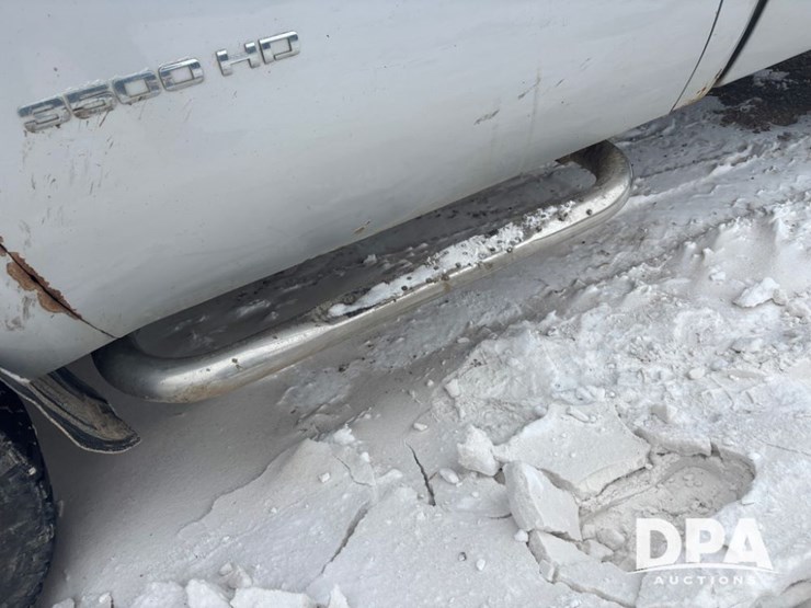 2011-chevrolet-3500hd-image-13