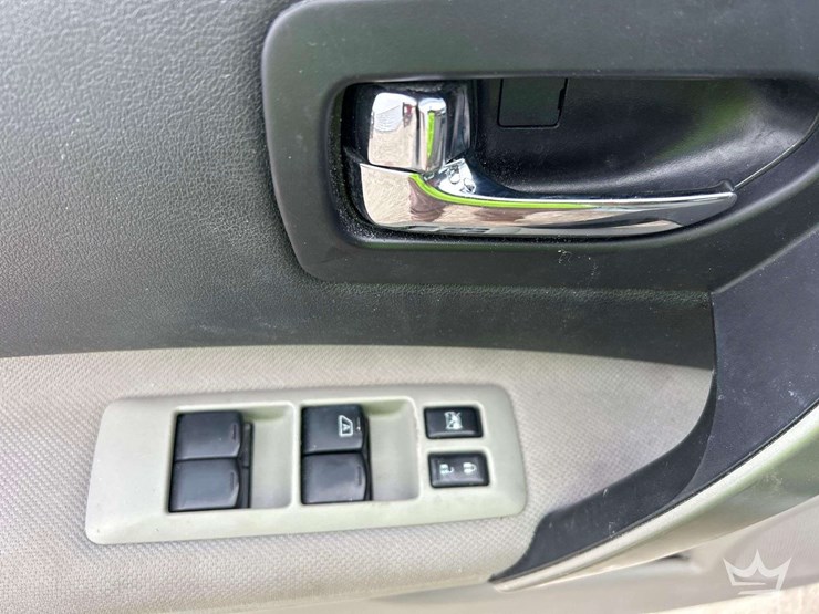 2014-nissan-rgue-suv-image-12