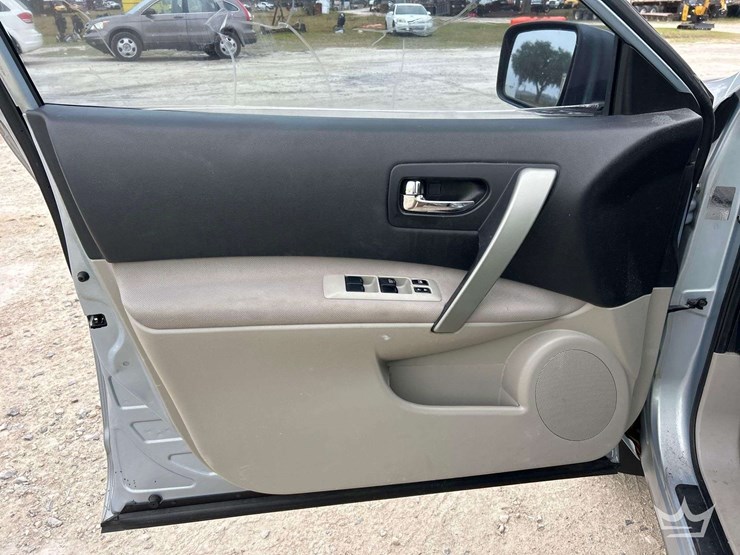 2014-nissan-rgue-suv-image-11