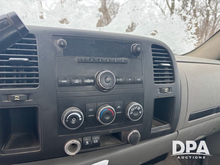 2011-chevrolet-3500hd-image-28