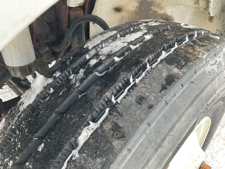 2000-freightliner-fl70-image-17