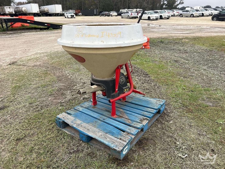 kverneland-ps203-seed-spreader-pto-attachment-image-1