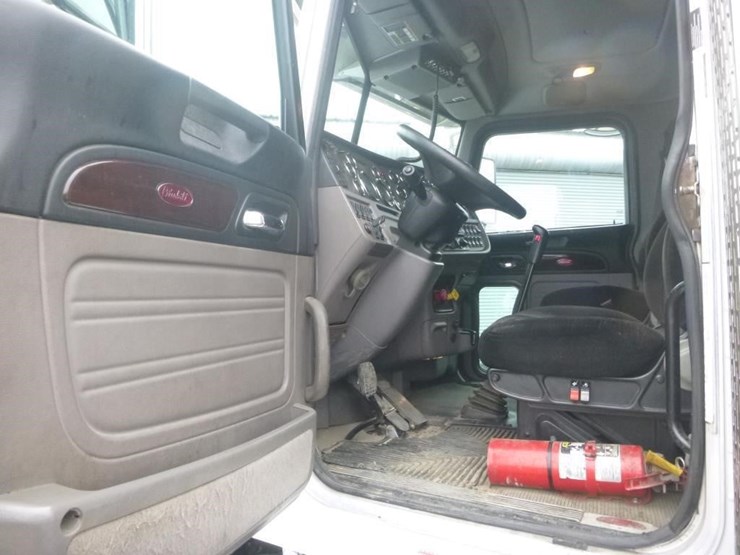 2014-peterbilt-367-image-12