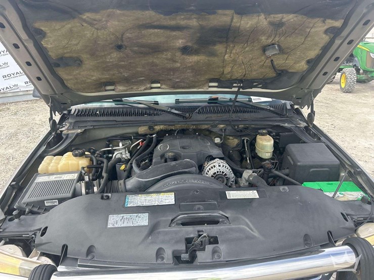 2001-chevrolet-suburban-suv-image-9