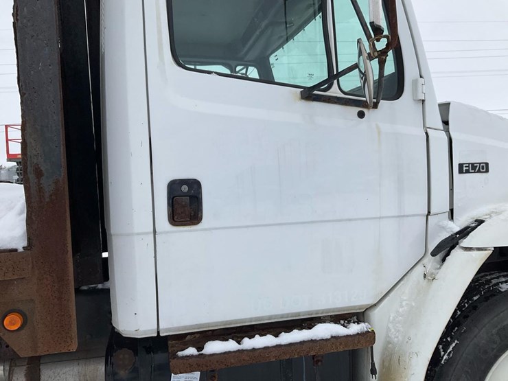 2000-freightliner-fl70-image-63