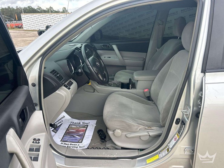 2010-toyota-highlander-suv-image-13