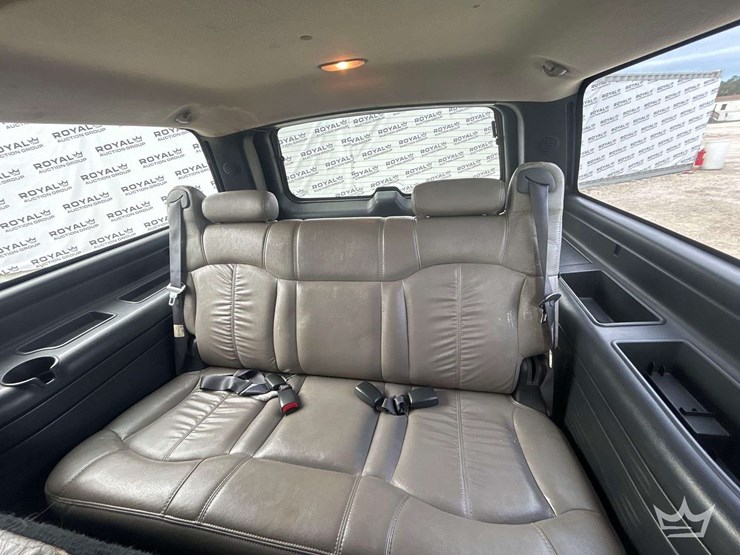 2001-chevrolet-suburban-suv-image-18