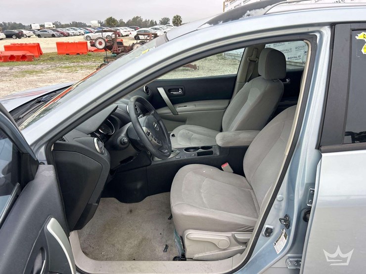 2014-nissan-rgue-suv-image-13