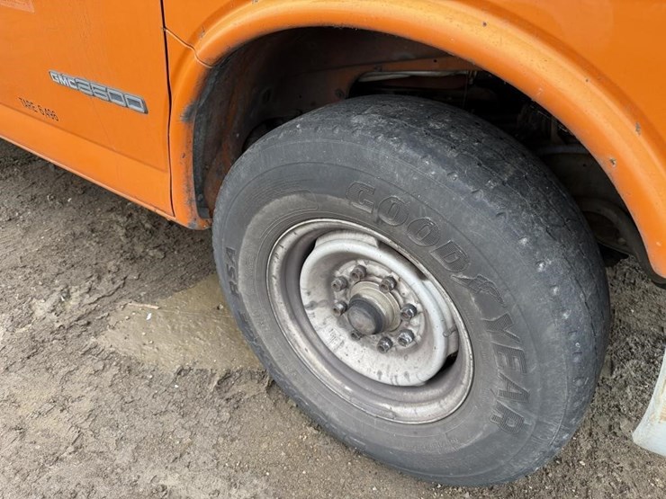 2000-gmc-3500-image-19