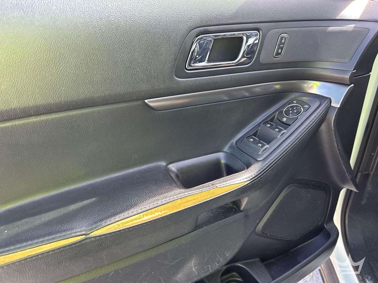 2016-ford-explorer-awd-suv-image-11