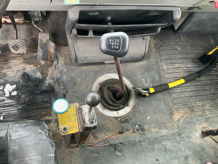 2000-freightliner-fl70-image-97