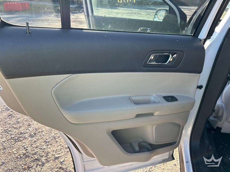 2013-ford-explorer-suv-image-19