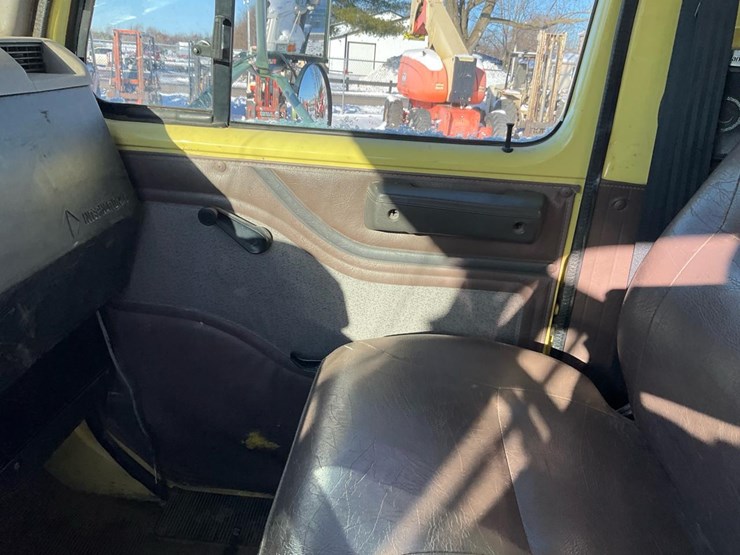 international-4900-image-80