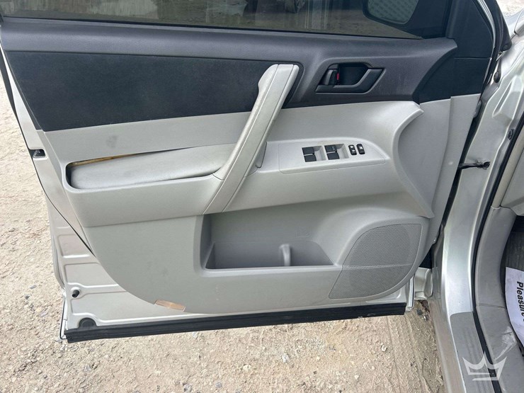 2010-toyota-highlander-suv-image-11