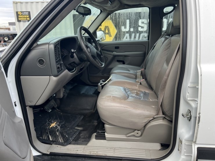 2005-chevrolet-suburban-image-21