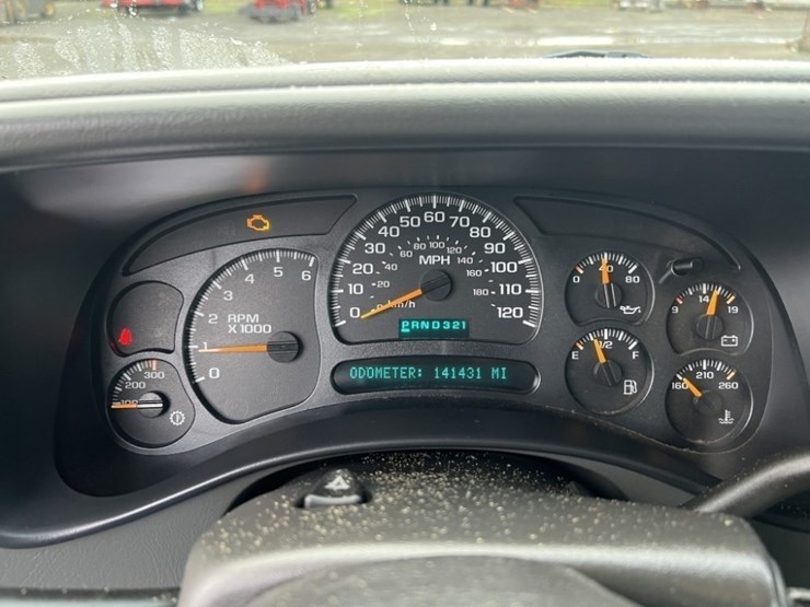 2005-chevrolet-suburban-image-29