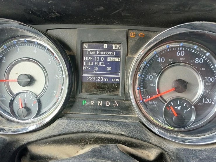 2013-chrysler-town-&-country-image-6